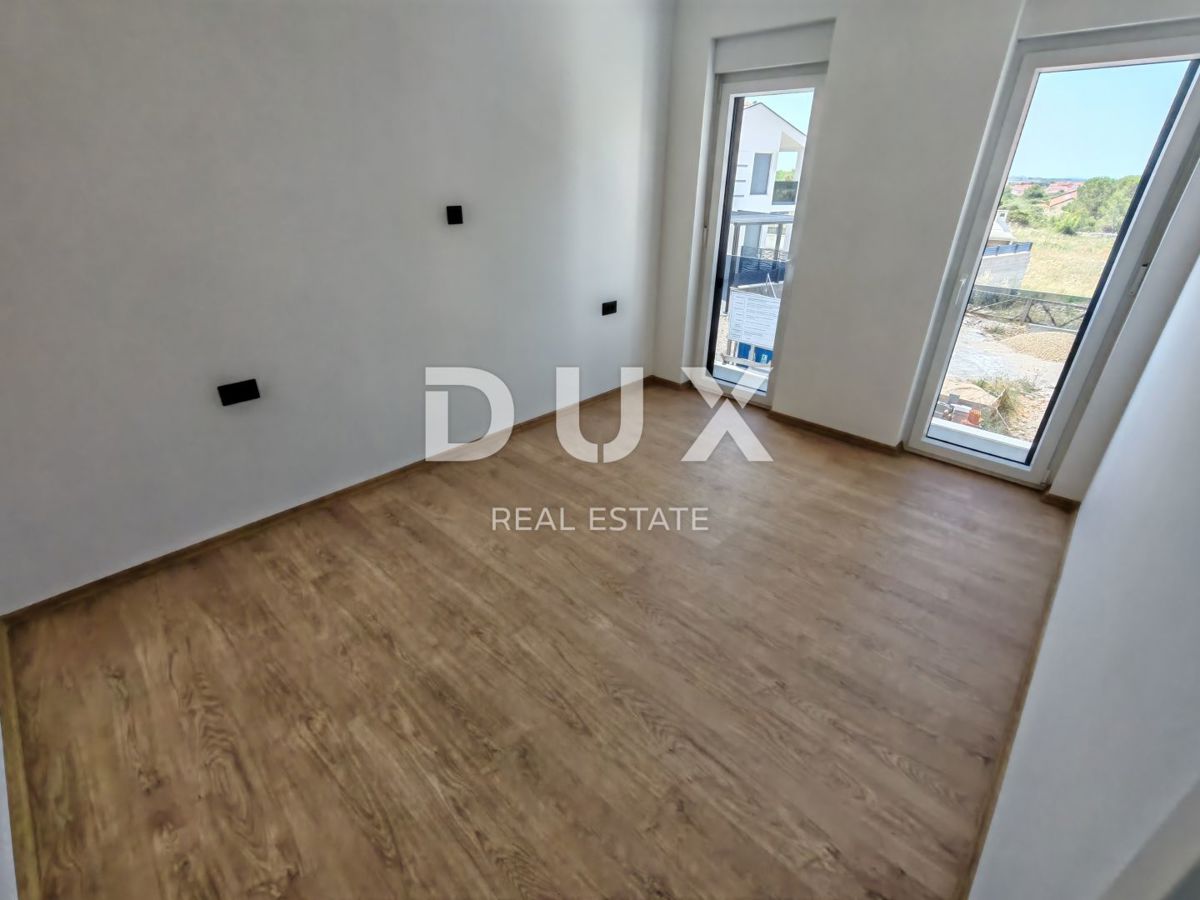 ZADAR, VRSI - Casa bifamiliare con piscina privata e grande terrazza con vista mare!