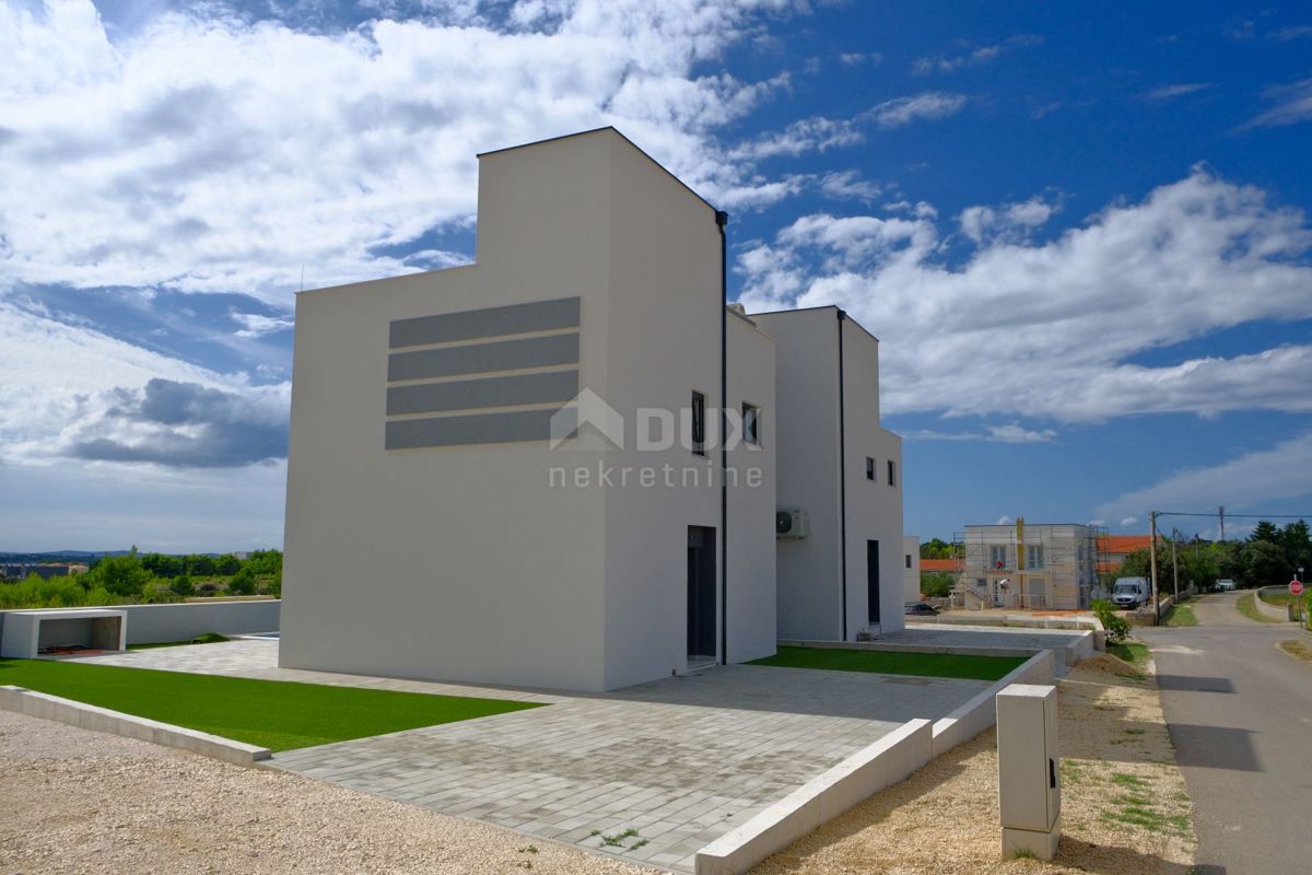 ZADAR, VRSI - Casa bifamiliare con piscina privata e grande terrazza con vista mare!