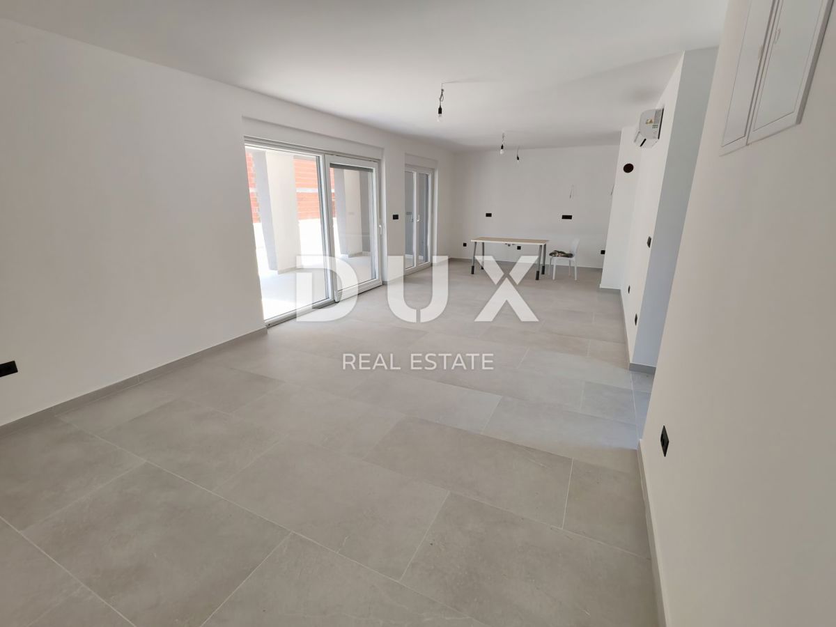 ZADAR, VRSI - Casa bifamiliare con piscina privata e grande terrazza con vista mare!