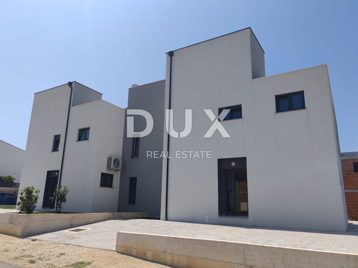 ZADAR, VRSI - Casa bifamiliare con piscina privata e grande terrazza con vista mare!