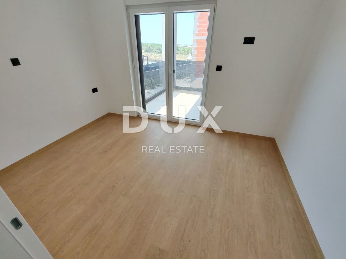 ZADAR, VRSI - Casa bifamiliare con piscina privata e grande terrazza con vista mare!