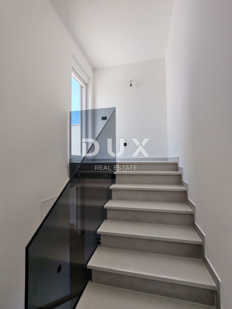 ZADAR, VRSI - Casa bifamiliare con piscina privata e grande terrazza con vista mare!