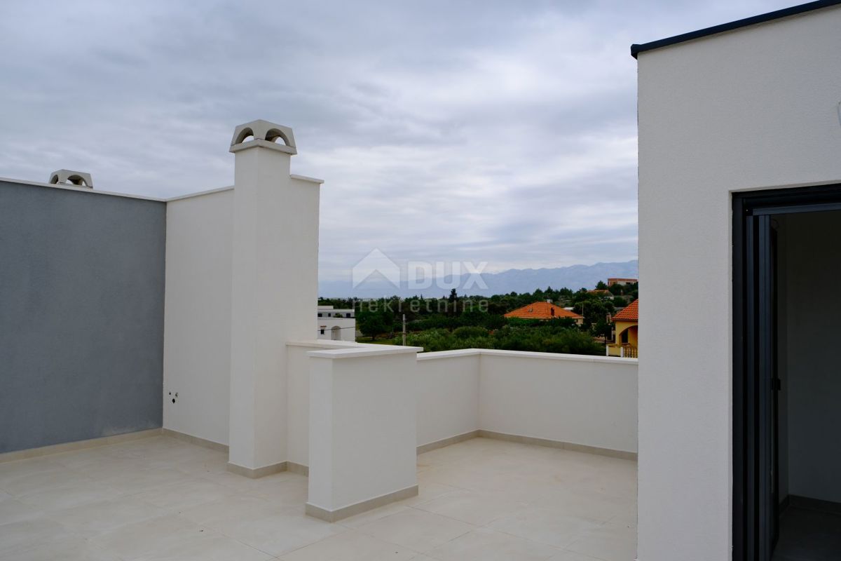 ZADAR, VRSI - Casa bifamiliare con piscina privata e grande terrazza con vista mare!