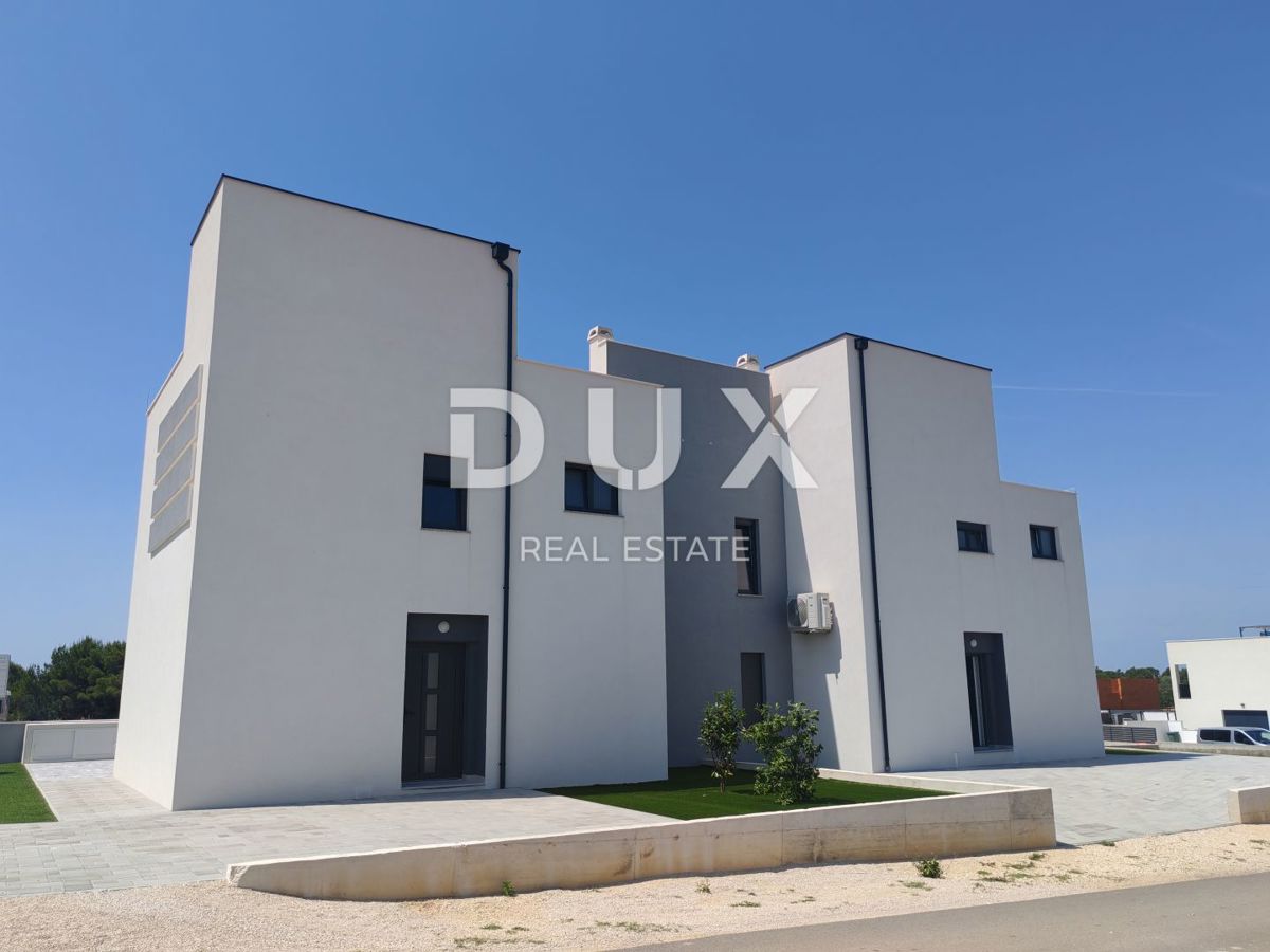 ZADAR, VRSI - Casa bifamiliare con piscina privata e grande terrazza con vista mare!