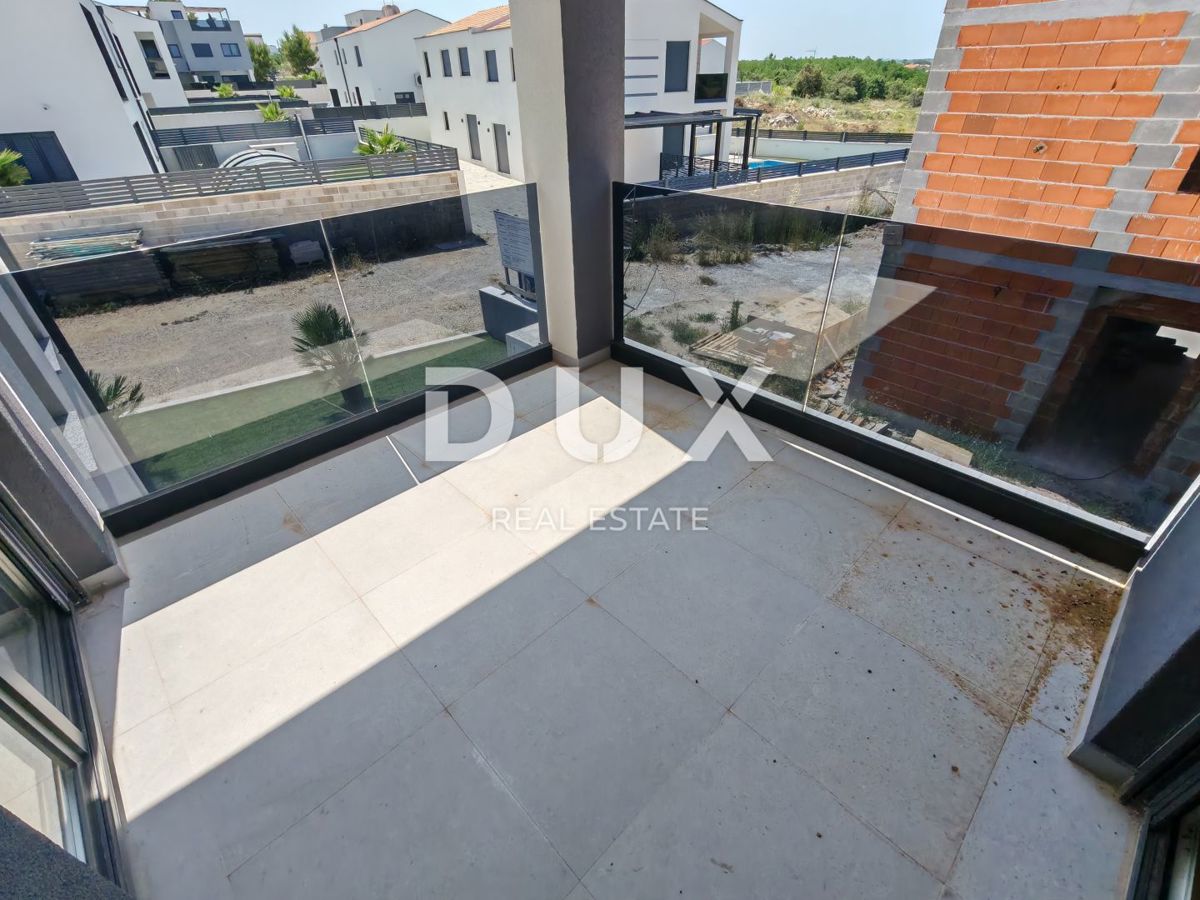 ZADAR, VRSI - Casa bifamiliare con piscina privata e grande terrazza con vista mare!