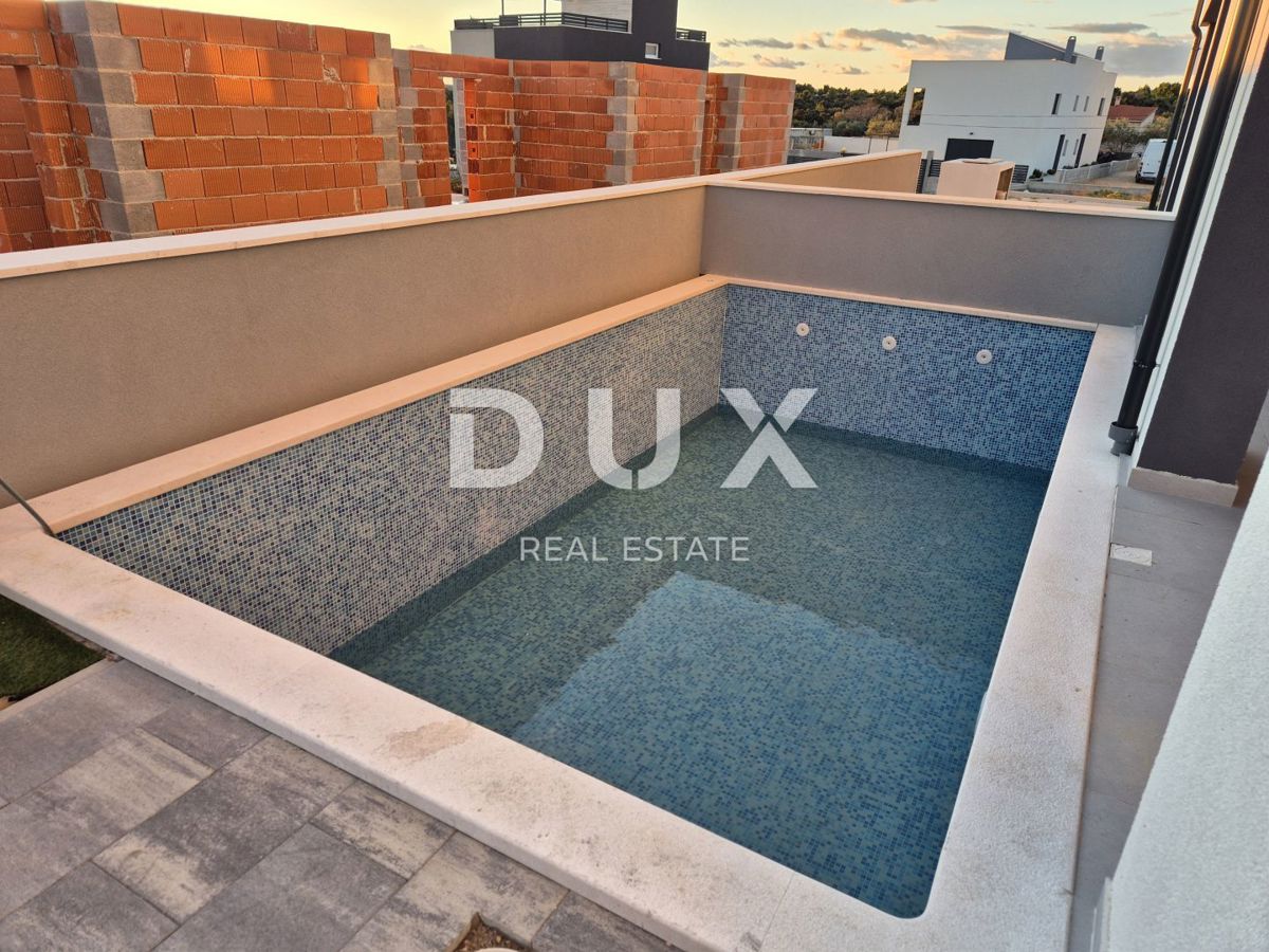 ZADAR, VRSI - Casa bifamiliare con piscina privata e grande terrazza con vista mare!