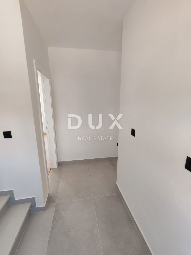 ZADAR, VRSI - Casa bifamiliare con piscina privata e grande terrazza con vista mare!