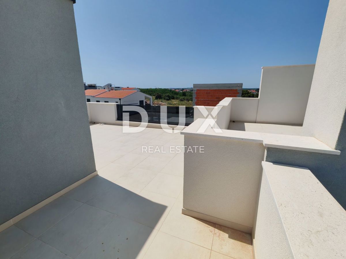 ZADAR, VRSI - Casa bifamiliare con piscina privata e grande terrazza con vista mare!