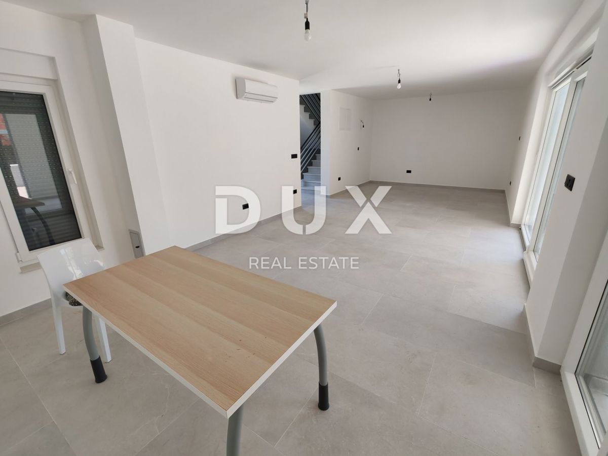 ZADAR, VRSI - Casa bifamiliare con piscina privata e grande terrazza con vista mare!