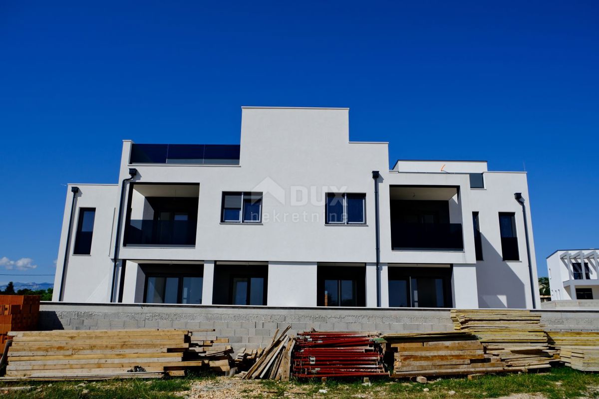 ZADAR, VRSI - Casa bifamiliare con piscina privata e grande terrazza con vista mare!