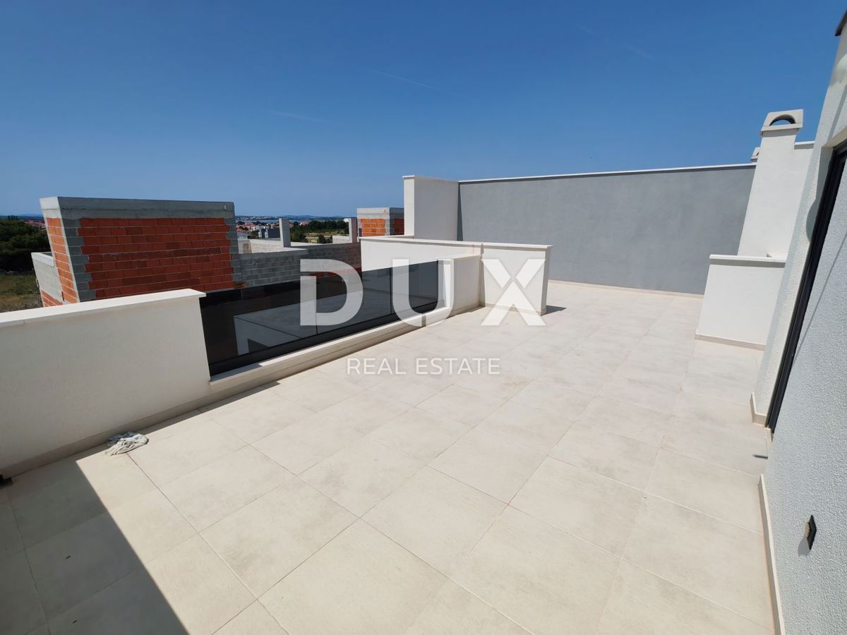 ZADAR, VRSI - Casa bifamiliare con piscina privata e grande terrazza con vista mare!