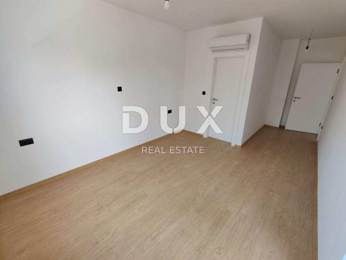 ZADAR, VRSI - Casa bifamiliare con piscina privata e grande terrazza con vista mare!