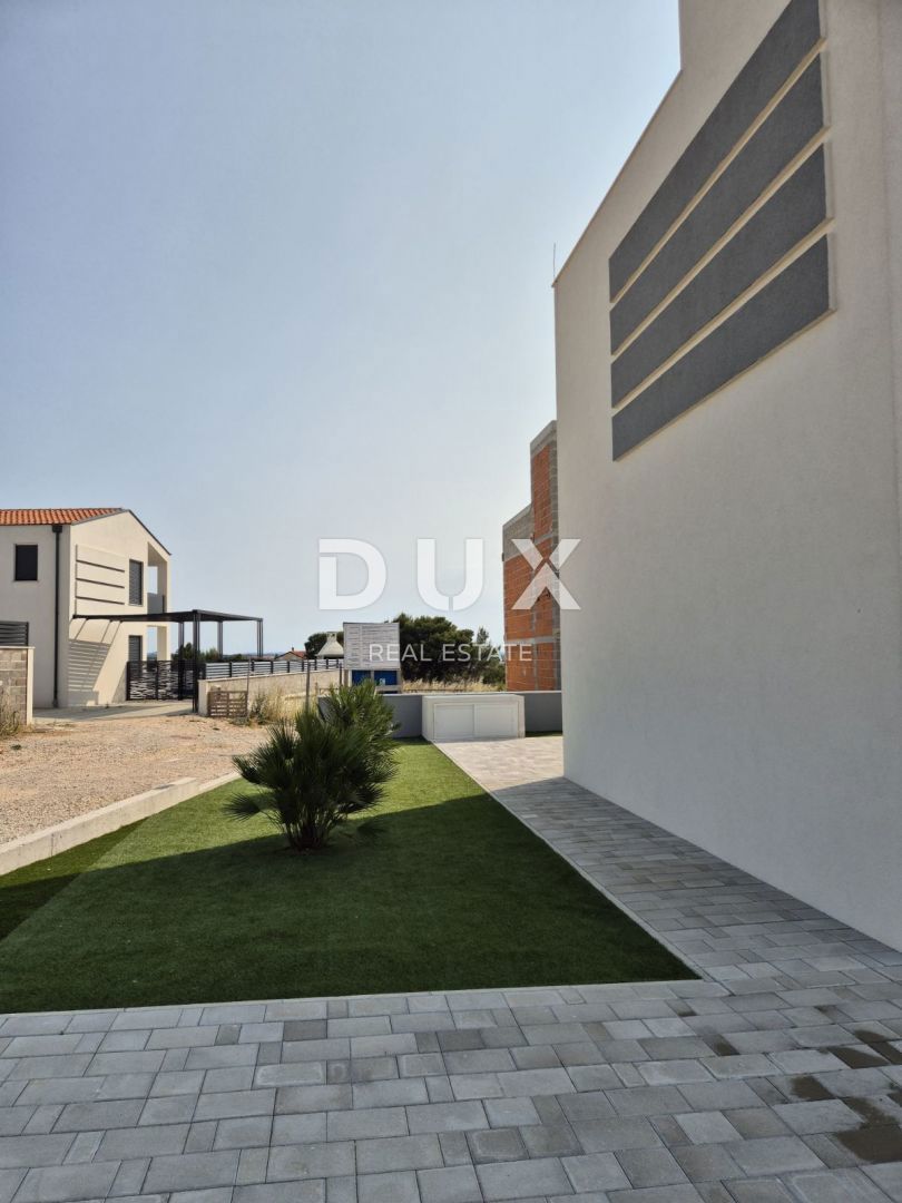ZADAR, VRSI - Casa bifamiliare con piscina privata e grande terrazza con vista mare!