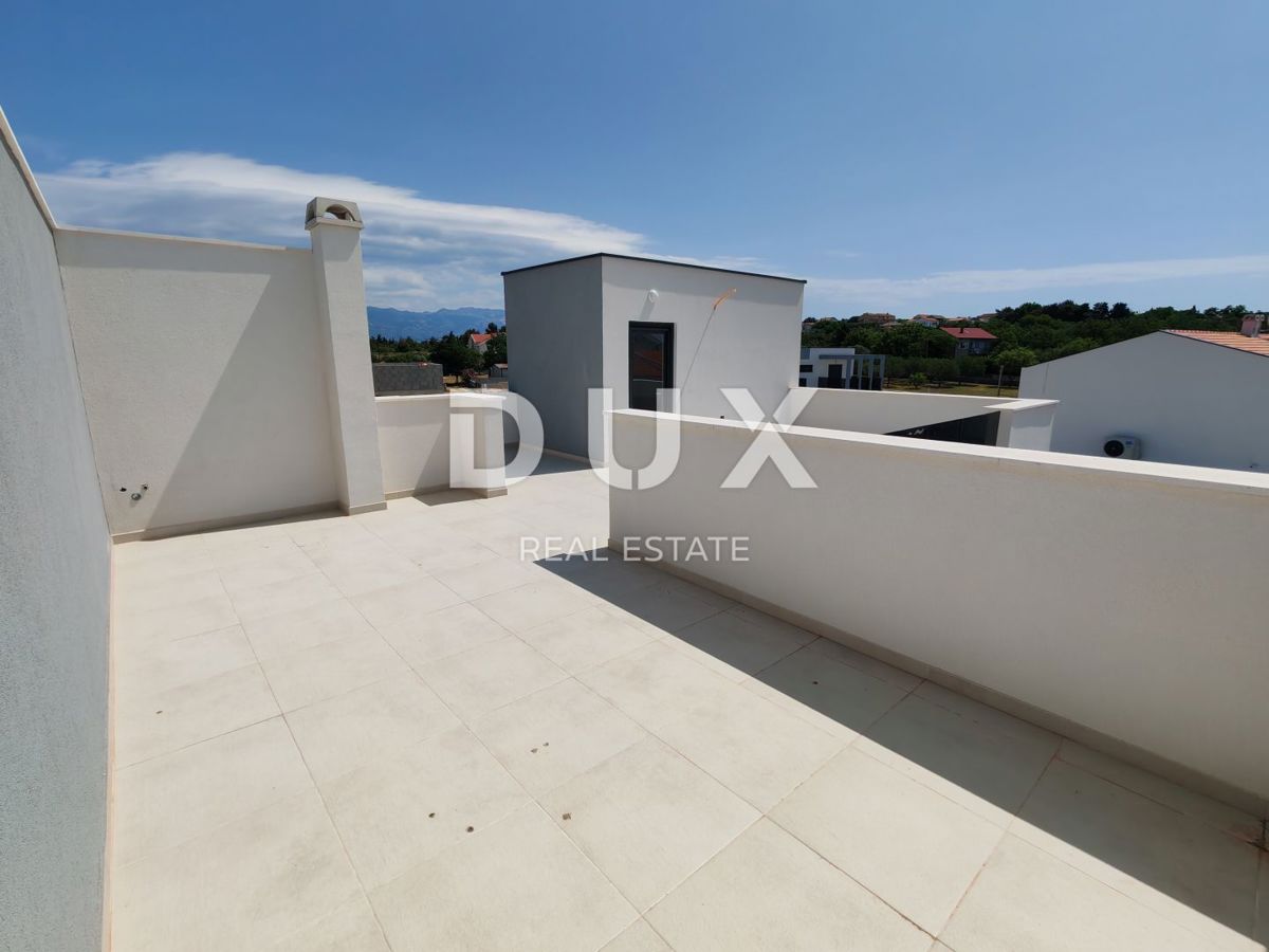 ZADAR, VRSI - Casa bifamiliare con piscina privata e grande terrazza con vista mare!