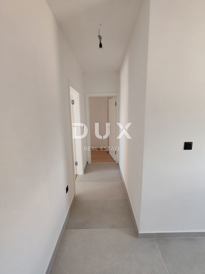 ZADAR, VRSI - Casa bifamiliare con piscina privata e grande terrazza con vista mare!