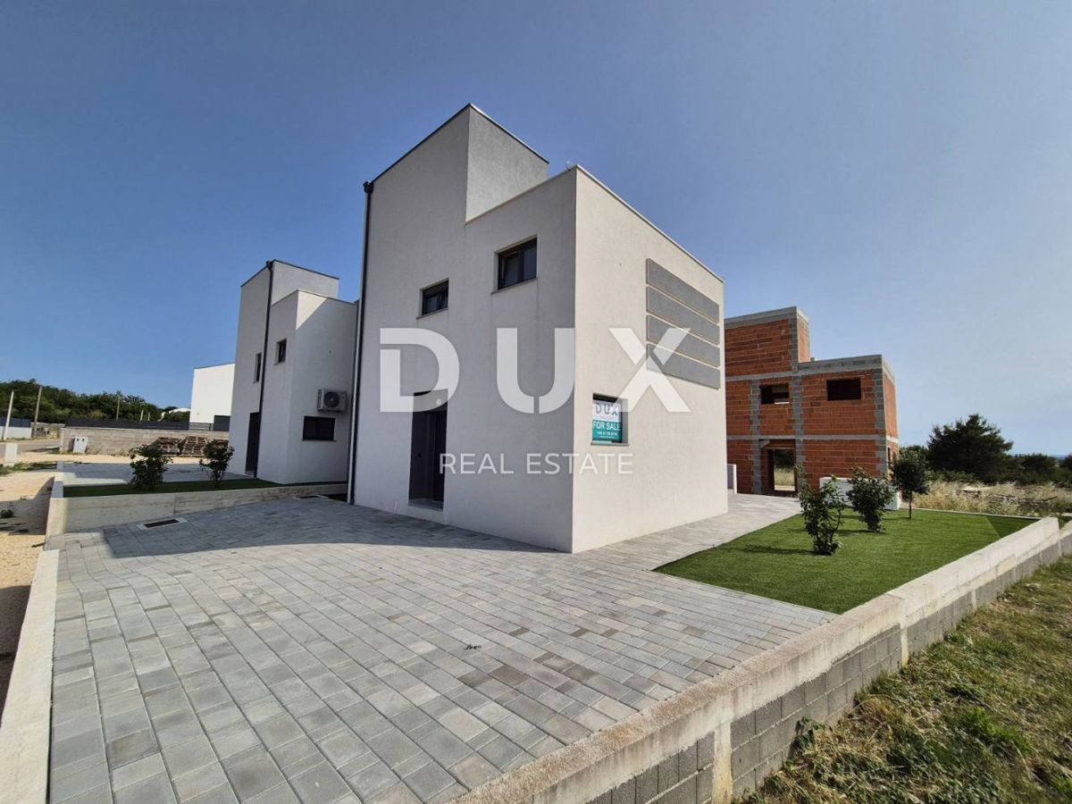 ZADAR, VRSI - Casa bifamiliare con piscina privata e grande terrazza con vista mare!