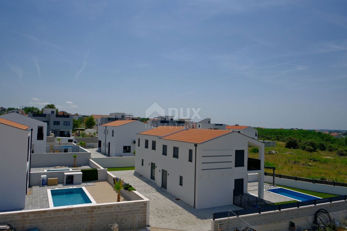 ZADAR, VRSI - Casa bifamiliare con piscina privata e grande terrazza con vista mare!