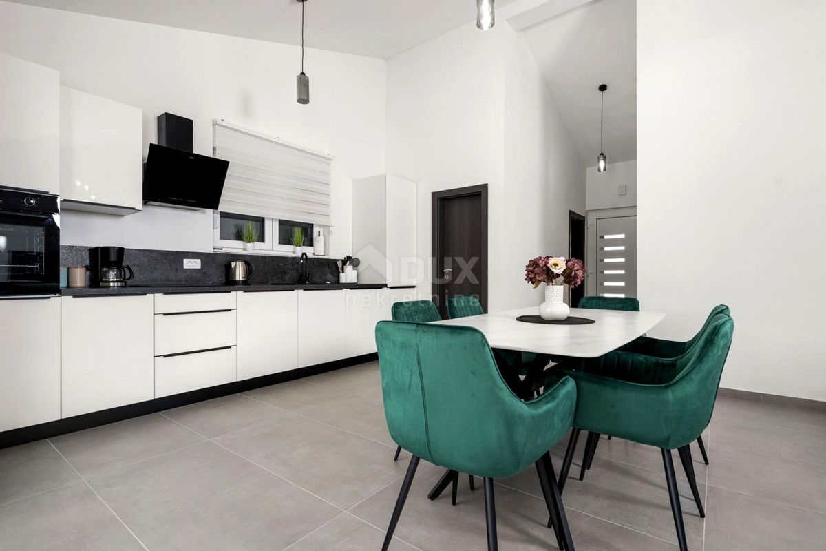 ISTRIA, LABIN - Casa con piscina ai margini del paese