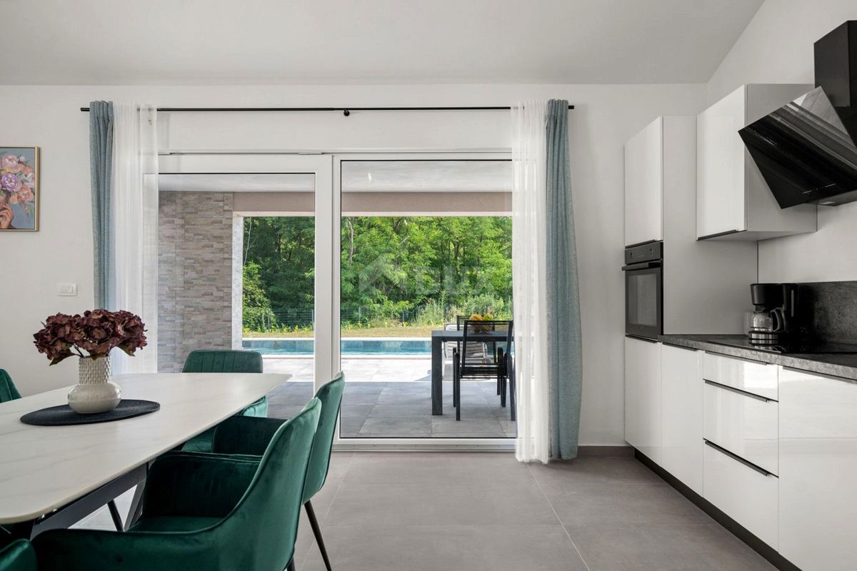 ISTRIA, LABIN - Casa con piscina ai margini del paese