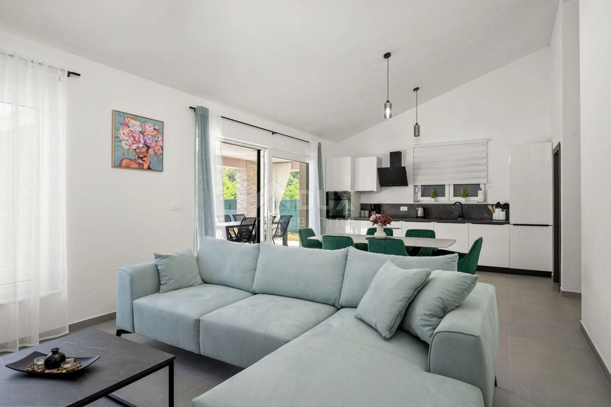 ISTRIA, LABIN - Casa con piscina ai margini del paese