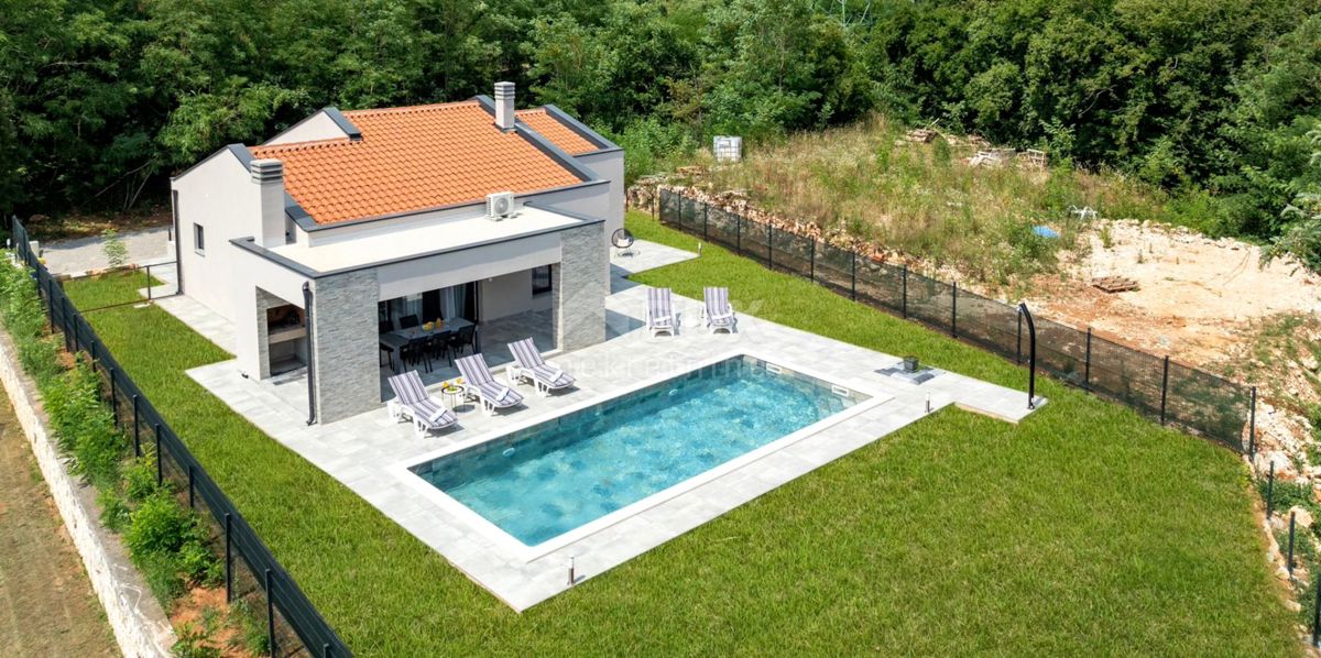 ISTRIA, LABIN - Casa con piscina ai margini del paese