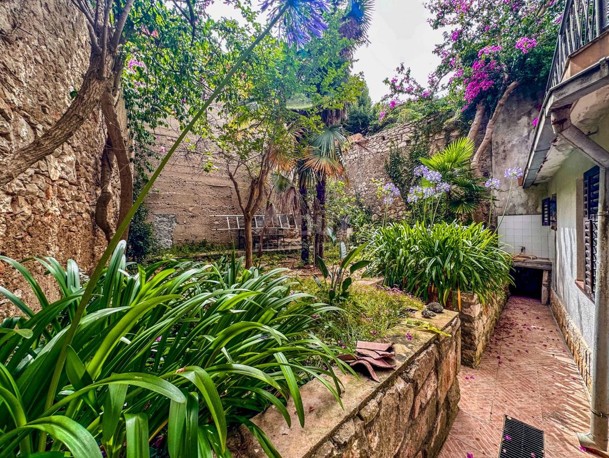 MALI LOŠINJ, CITTÀ-Casa con cortile nel centro di Lussino. PRIMA FILA DAL MARE