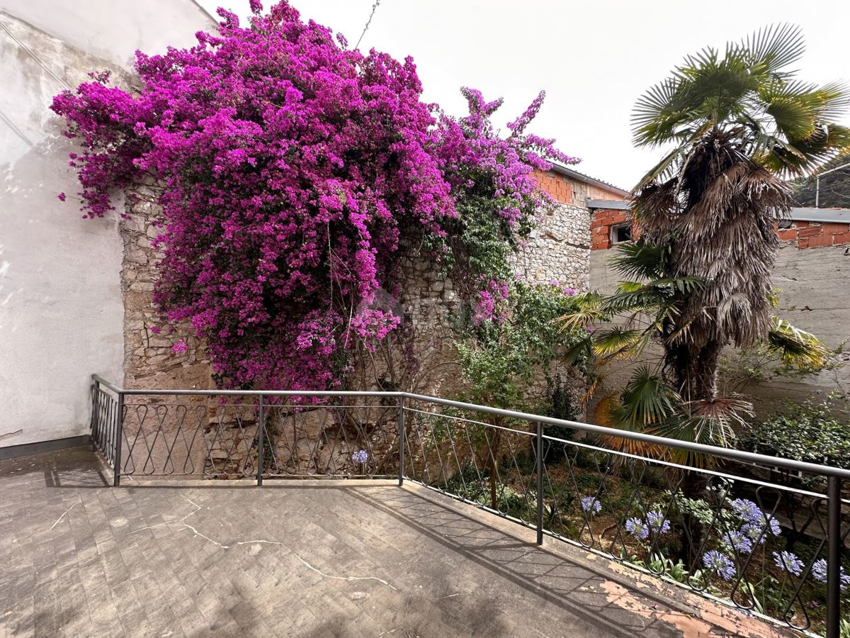 MALI LOŠINJ, CITTÀ-Casa con cortile nel centro di Lussino. PRIMA FILA DAL MARE