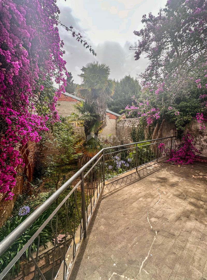 MALI LOŠINJ, CITTÀ-Casa con cortile nel centro di Lussino. PRIMA FILA DAL MARE