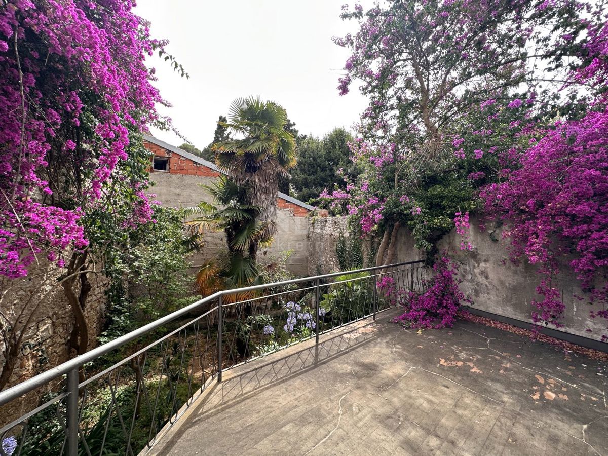 MALI LOŠINJ, CITTÀ-Casa con cortile nel centro di Lussino. PRIMA FILA DAL MARE