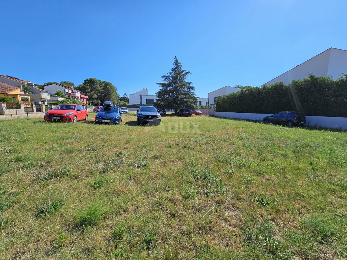 ISTRIA, FAŽANA - Terreno edificabile esclusivo con permesso di costruire a 200 metri dalla spiaggia e vista mare