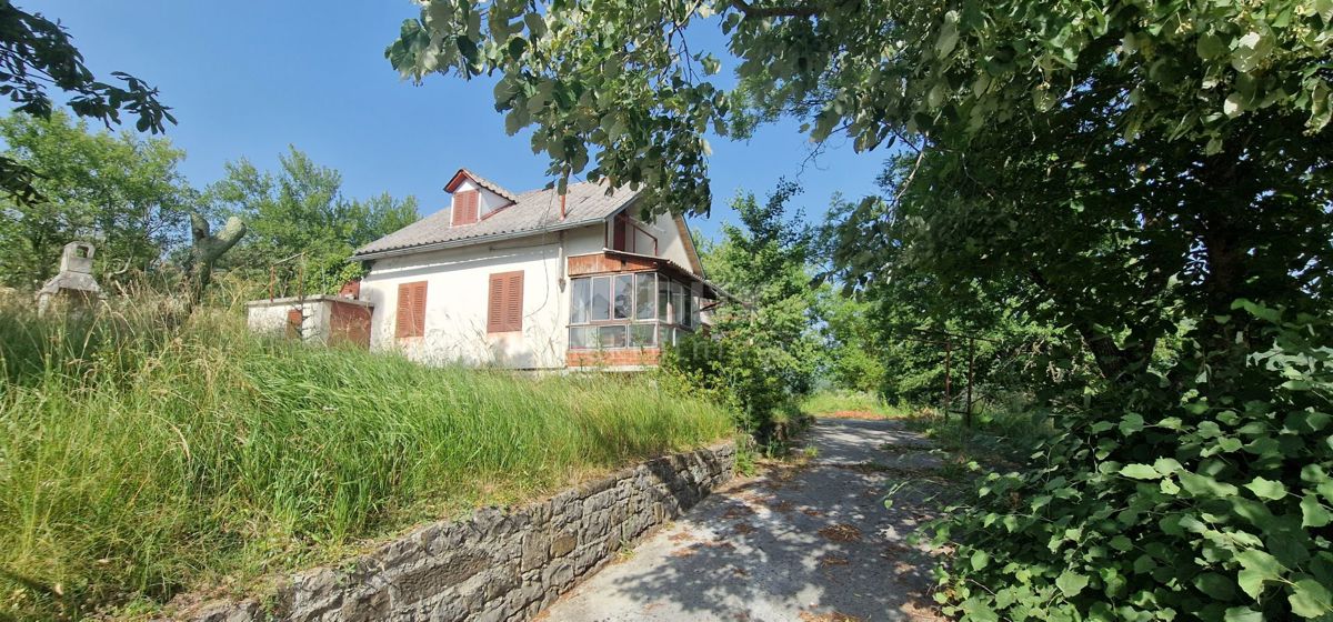 ISTRIA, CEROVLJE - Villetta con ampio giardino e ulteriore struttura