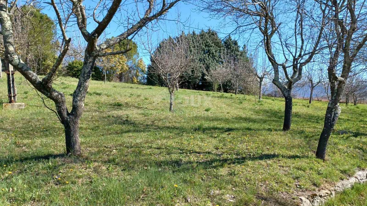 ISTRIA, CEROVLJE - Villetta con ampio giardino e ulteriore struttura