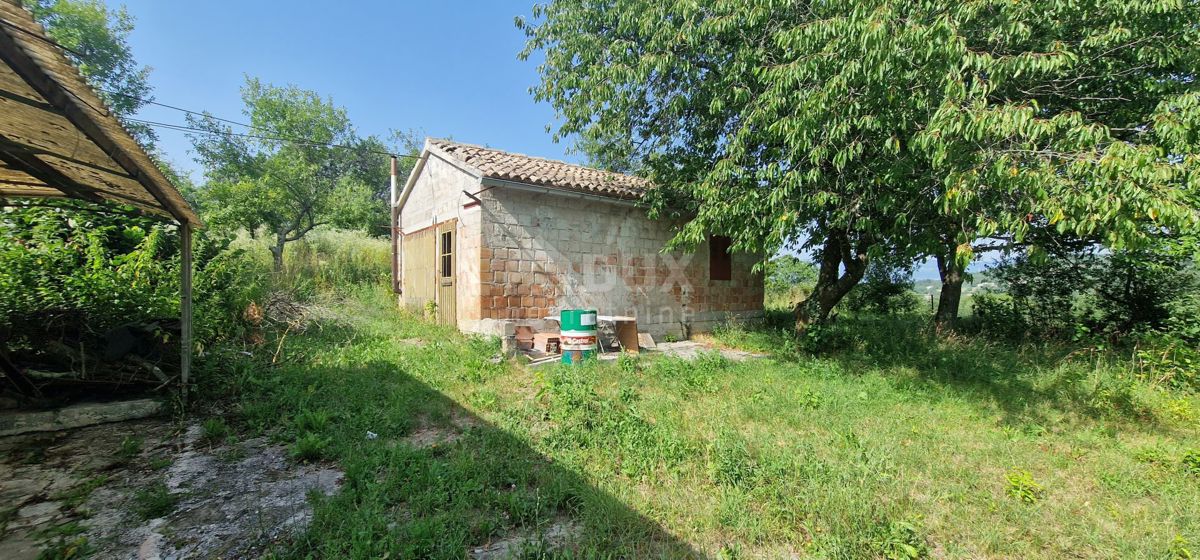 ISTRIA, CEROVLJE - Villetta con ampio giardino e ulteriore struttura