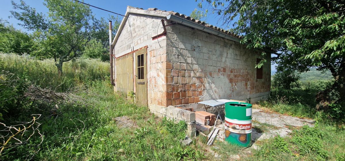 ISTRIA, CEROVLJE - Villetta con ampio giardino e ulteriore struttura