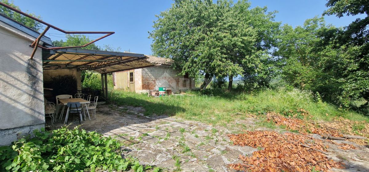 ISTRIA, CEROVLJE - Villetta con ampio giardino e ulteriore struttura