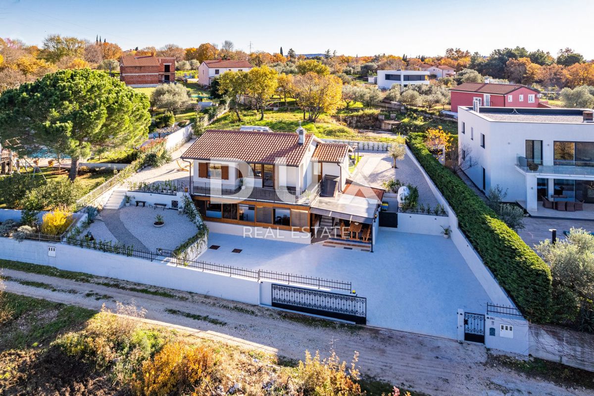 ISTRIA, BUJE - Casa indipendente con piscina e vista mare