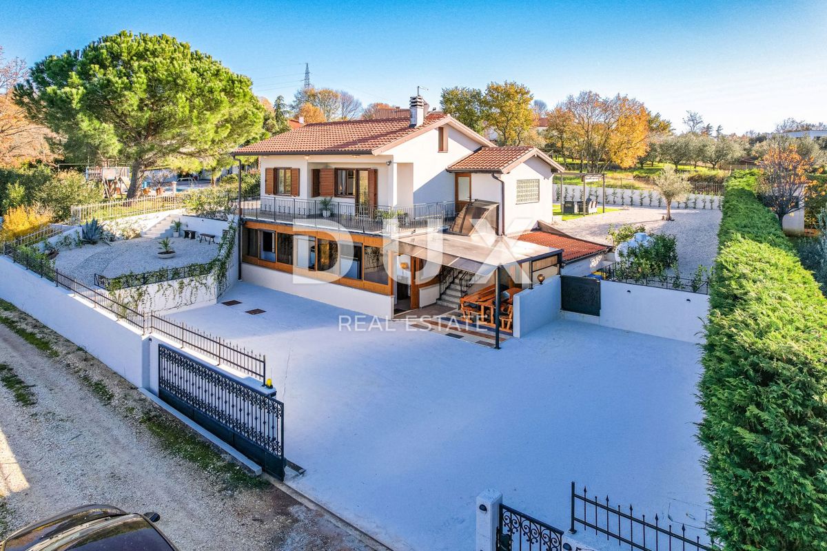 ISTRIA, BUJE - Casa indipendente con piscina e vista mare