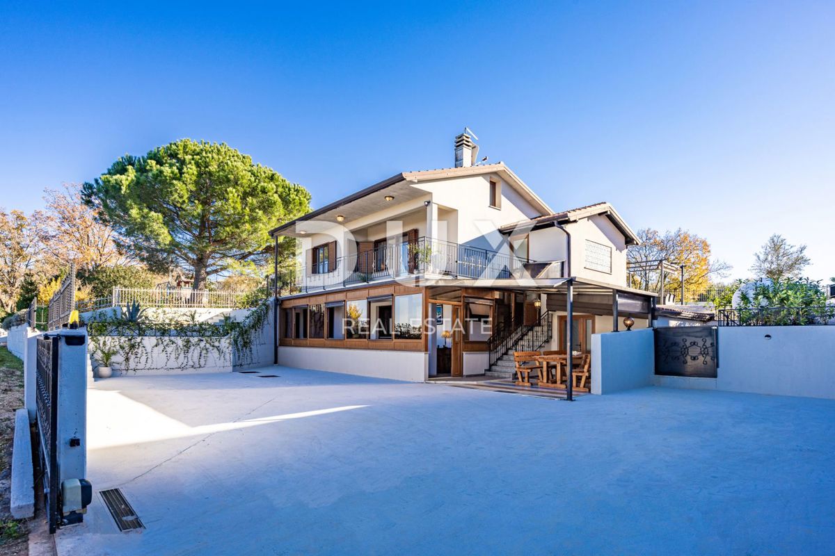 ISTRIA, BUJE - Casa indipendente con piscina e vista mare