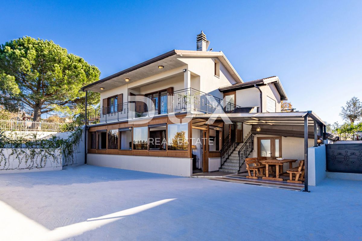 ISTRIA, BUJE - Casa indipendente con piscina e vista mare