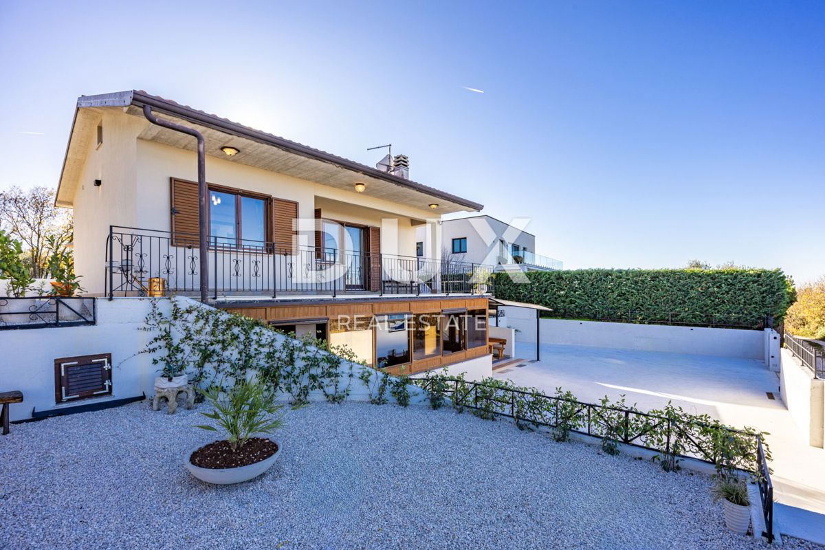 ISTRIA, BUJE - Casa indipendente con piscina e vista mare