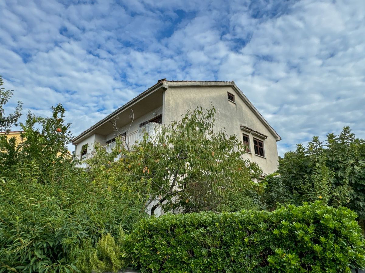 KOSTRENA, RIJEKA - casa indipendente con giardino e vista mare, strada tranquilla, 400 metri dal mare