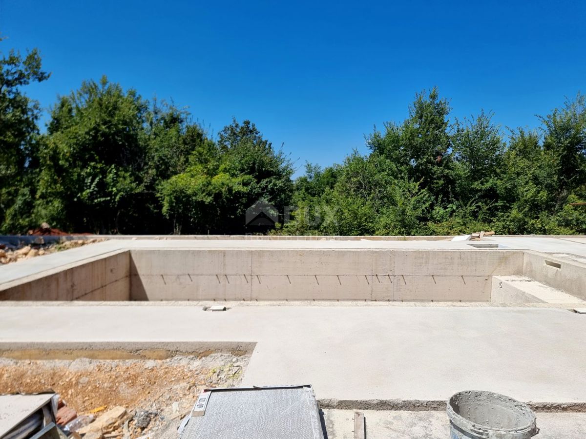 ISTRIA, LABIN - Casa immacolata con piscina ai margini del villaggio