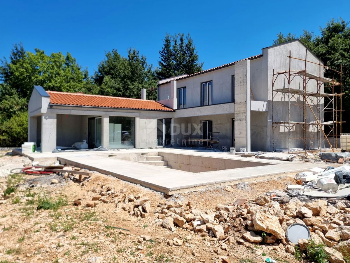 ISTRIA, LABIN - Casa immacolata con piscina ai margini del villaggio