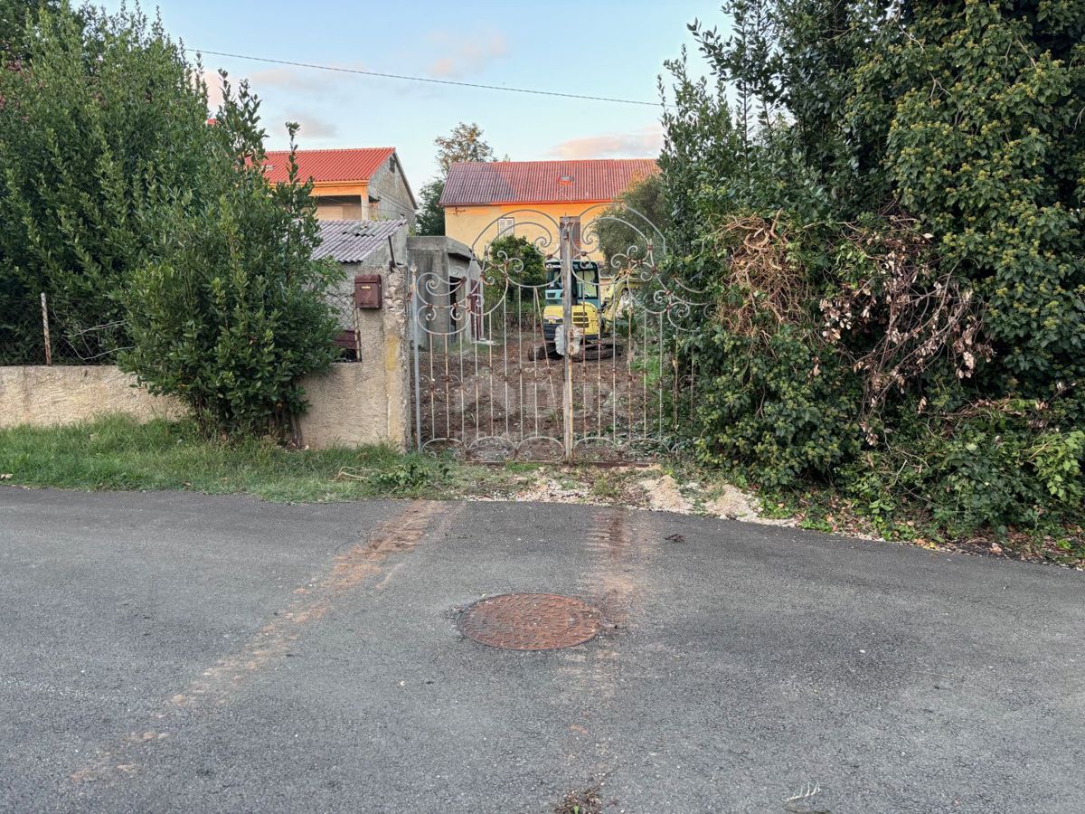 ZADAR, PRIVLAKA - Vecchia casa da ristrutturare con ampio giardino