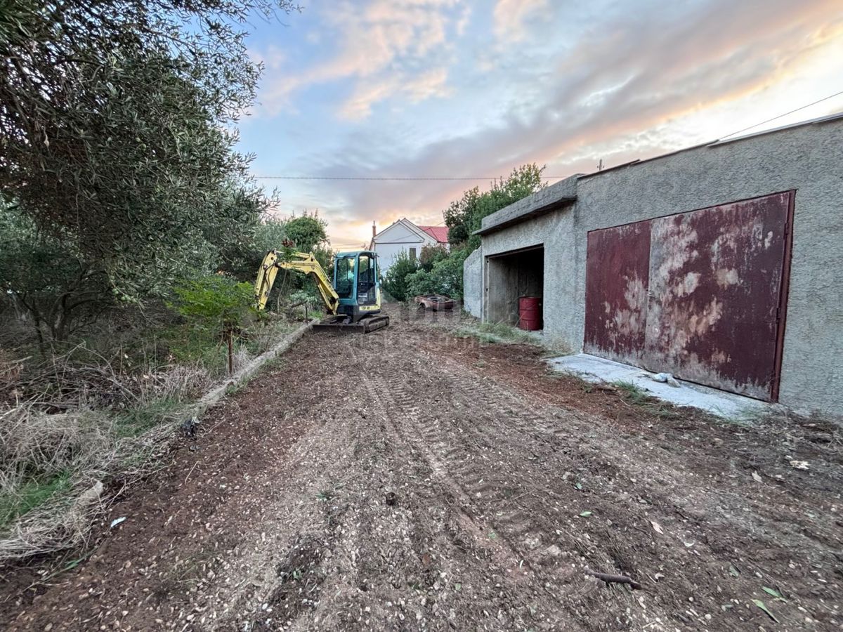 ZADAR, PRIVLAKA - Vecchia casa da ristrutturare con ampio giardino