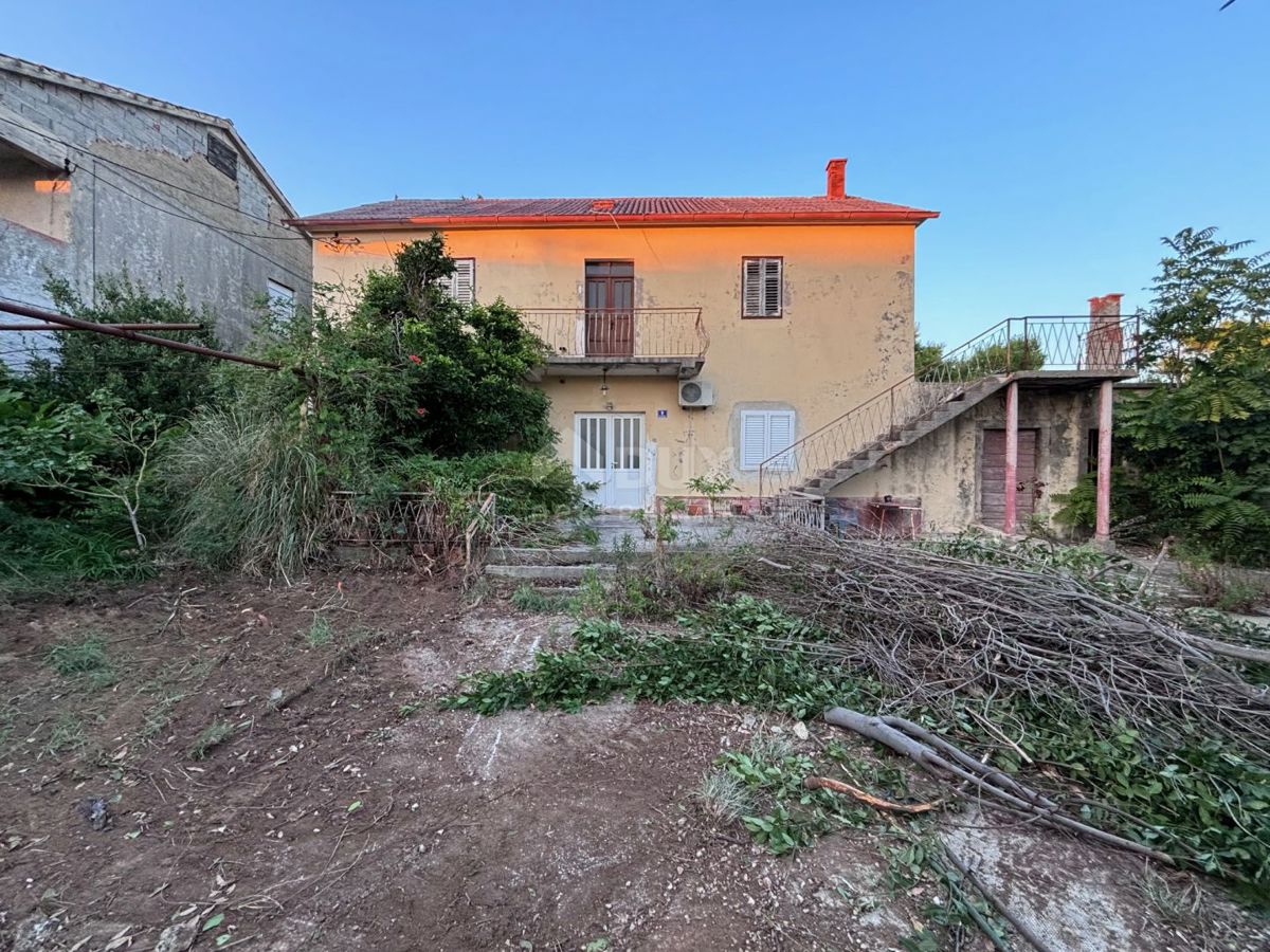 ZADAR, PRIVLAKA - Vecchia casa da ristrutturare con ampio giardino