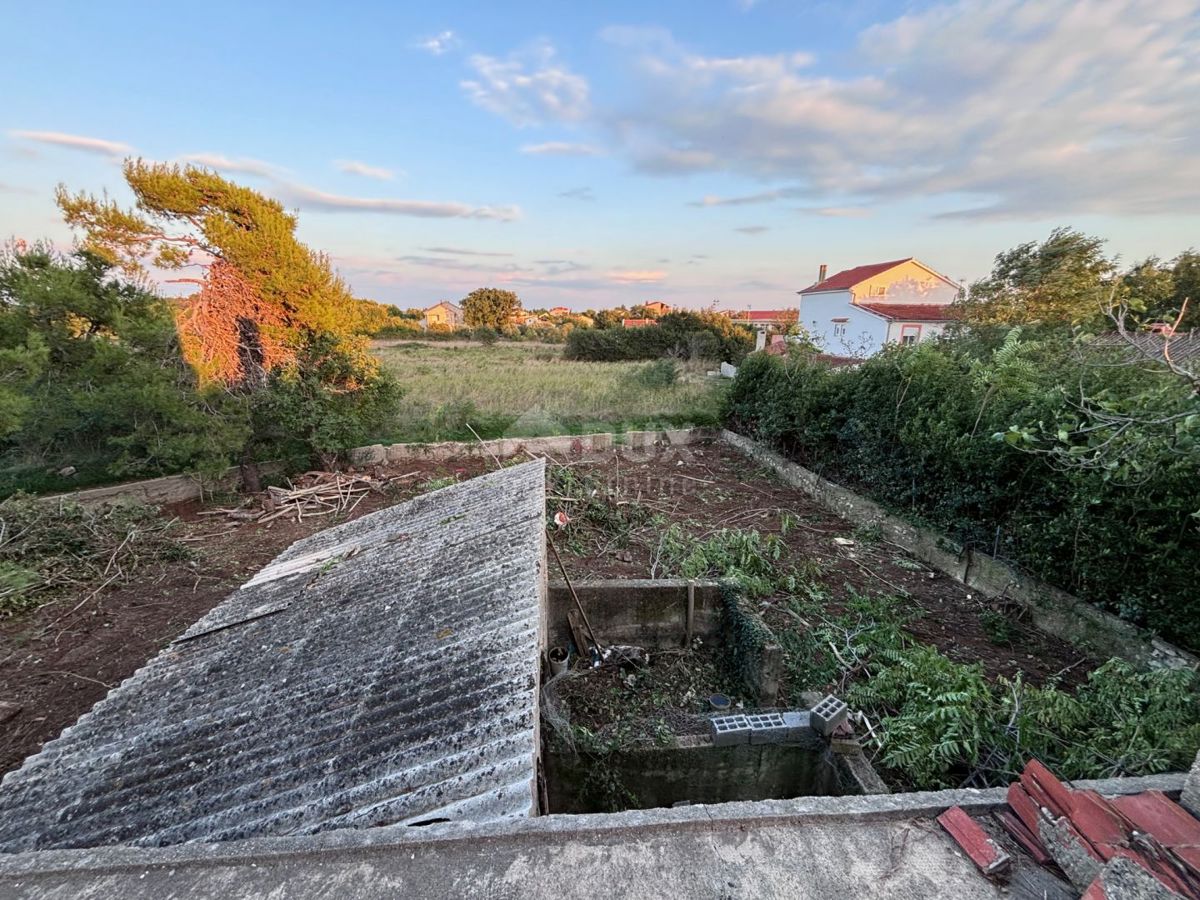 ZADAR, PRIVLAKA - Vecchia casa da ristrutturare con ampio giardino