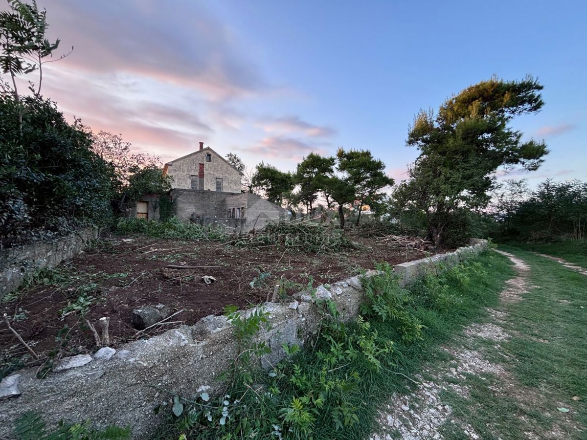 ZADAR, PRIVLAKA - Vecchia casa da ristrutturare con ampio giardino