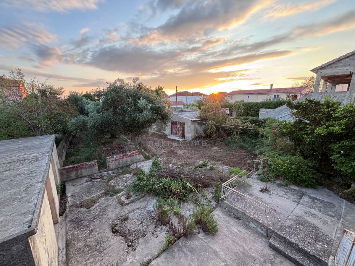 ZADAR, PRIVLAKA - Vecchia casa da ristrutturare con ampio giardino