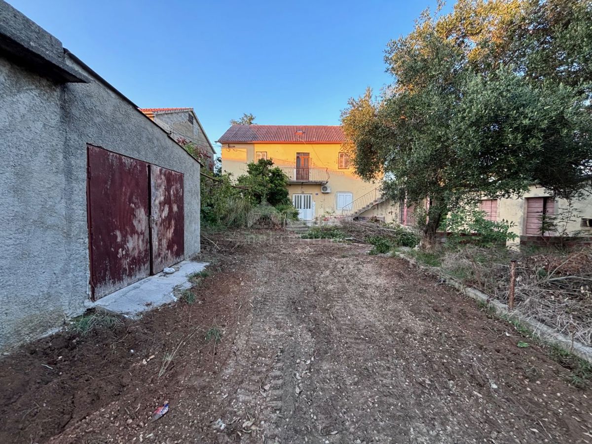 ZADAR, PRIVLAKA - Vecchia casa da ristrutturare con ampio giardino